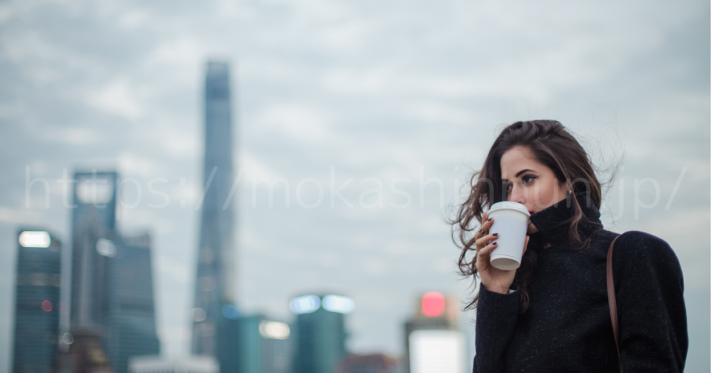 コーヒーを飲む女性