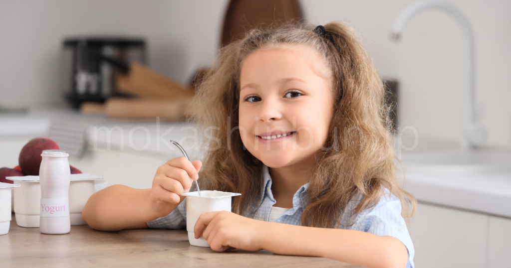 ヨーグルトを食べる少女