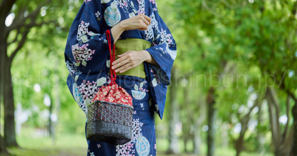 浴衣バックを持つ女性