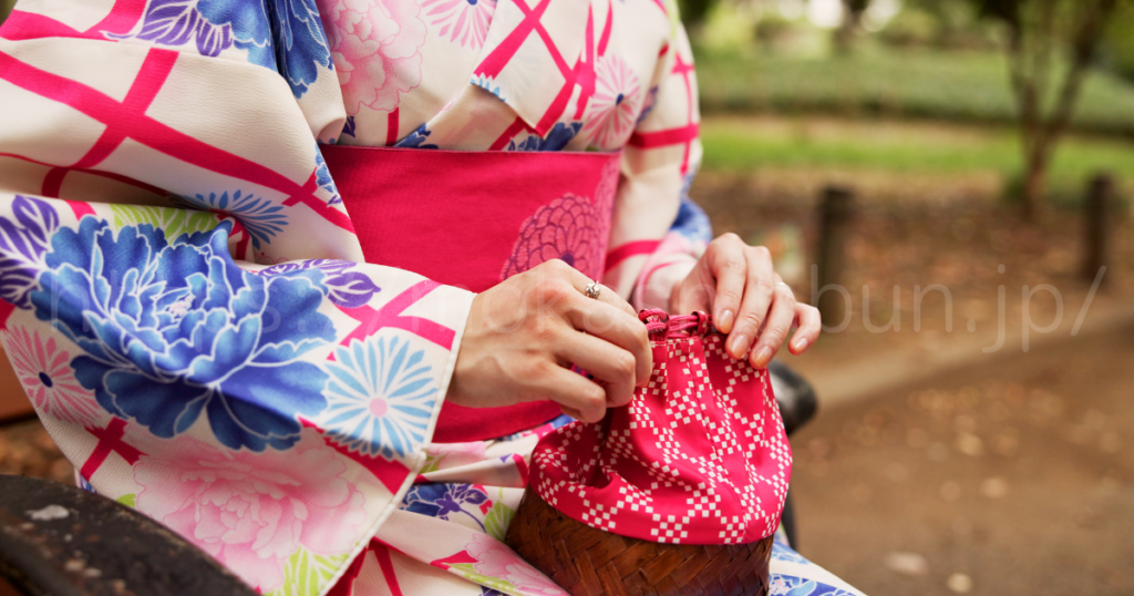 浴衣で座っている女性