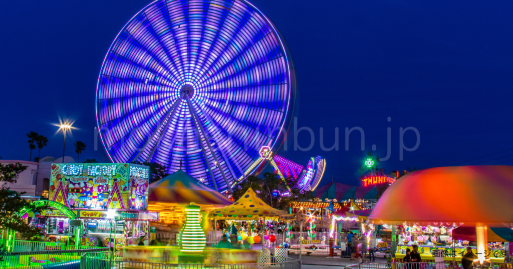 夜の遊園地の夜景