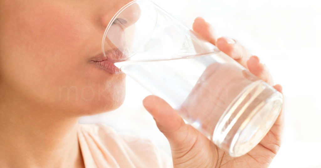 水を飲む女性