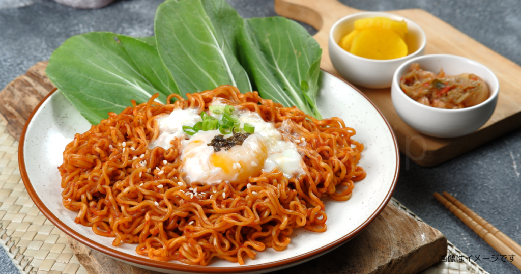 インスタント焼きそばの卵を載せたアレンジ食