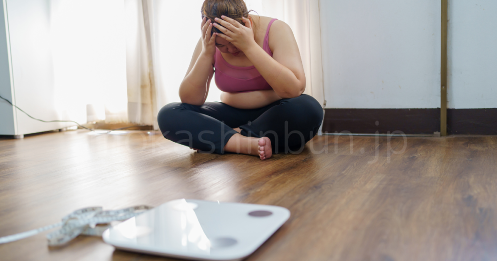 太って頭を抱える女性