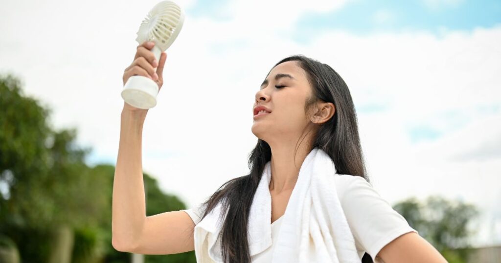 ファンを使う女性