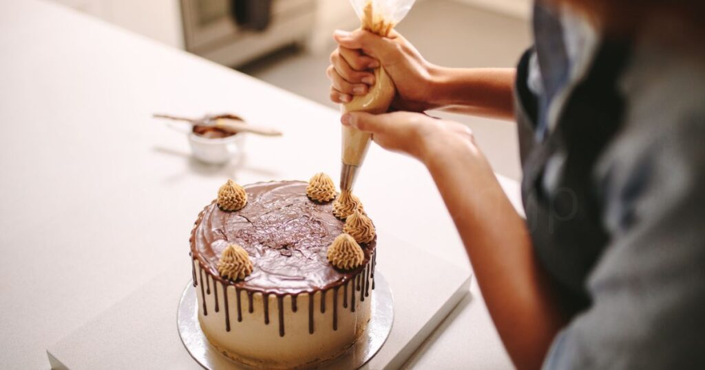 デコレーション中のケーキ