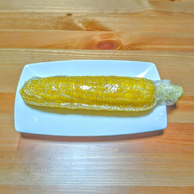 ラップにくるまれたとうもろこし
