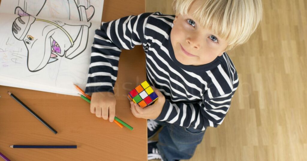 子供がルービックキューブを持っているところ