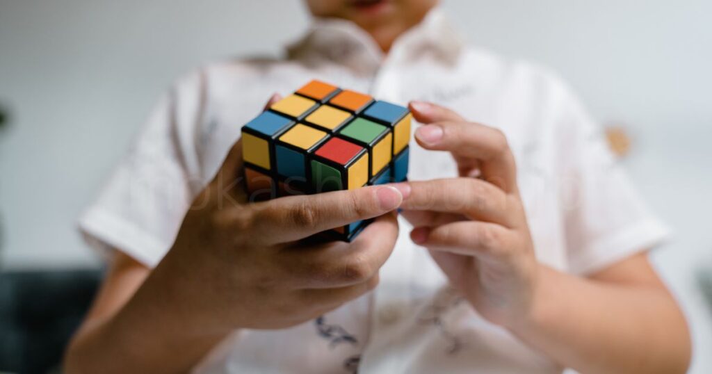 子供がルービックキューブで遊んでいる