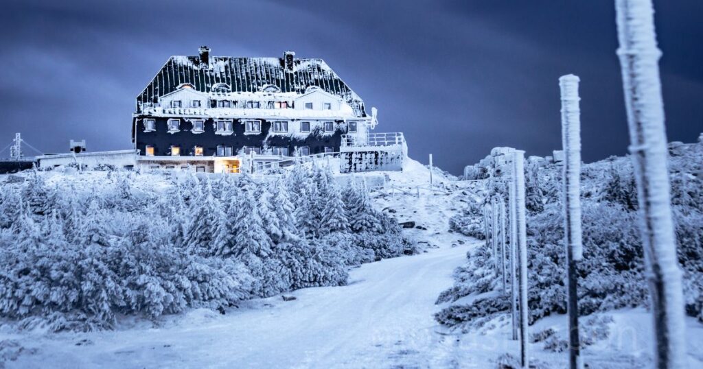 雪の中のホテル